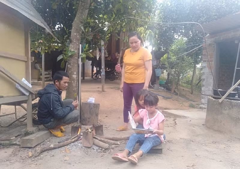 Học sinh Trường PTDT Bán trú Tiểu học Lê Văn Tám học tập tại nhà do ảnh hưởng của dịch bệnh.