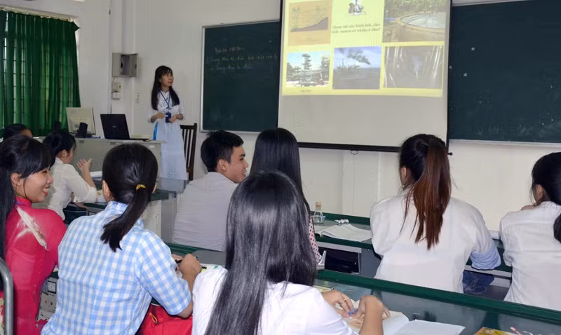 Sinh viên Trường Đại học Đồng Tháp thực hành rèn luyện nghiệp vụ sư phạm.