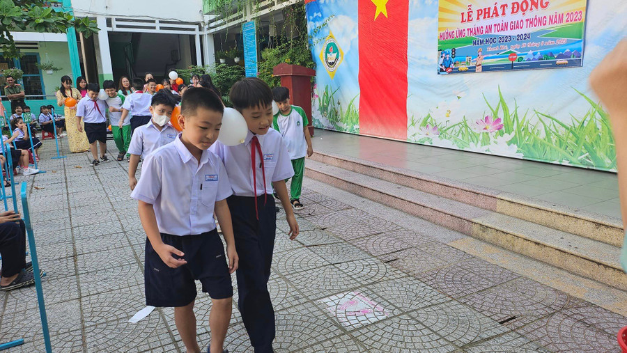 Học sinh Trường Tiểu học Hoa Lư (quận Thanh Khê, TP Đà Nẵng). Học sinh Trường Tiểu học Hoa Lư (quận Thanh Khê, TP Đà Nẵng).