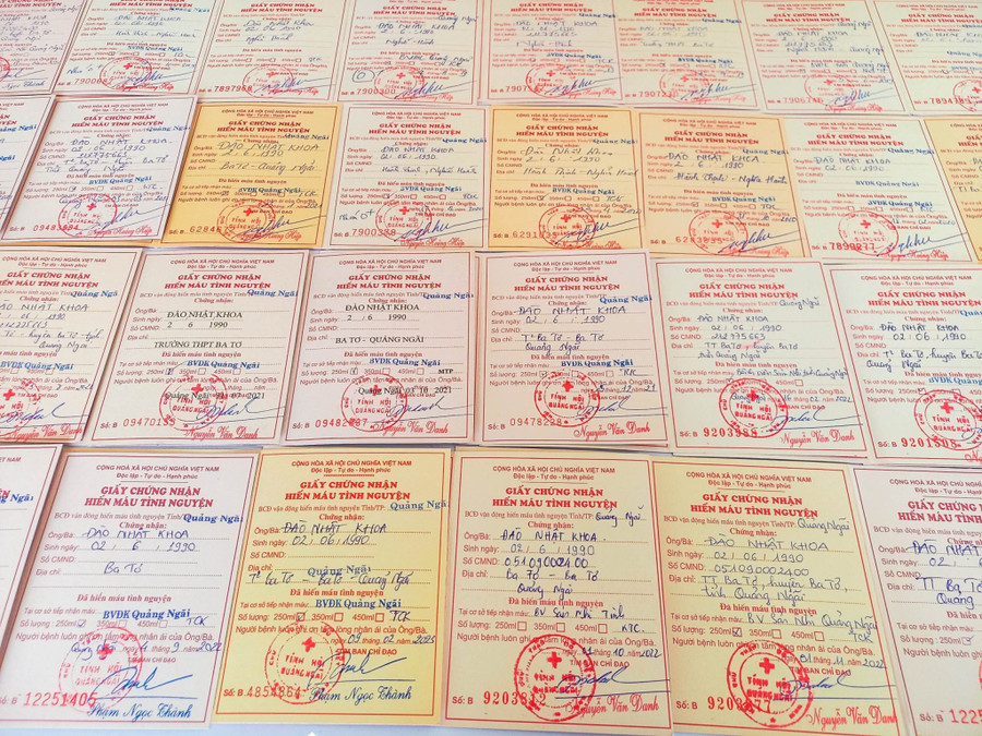 Bộ sưu tập Giấy chứng nhận mà thầy Đào Nhật Khoa nhận được sau những lần hiến máu.
