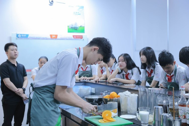 Bên cạnh học THPT cũng còn nhiều cơ hội học tập cho học sinh sau khi tốt nghiệp THCS. Bên cạnh học THPT cũng còn nhiều cơ hội học tập cho học sinh sau khi tốt nghiệp THCS.