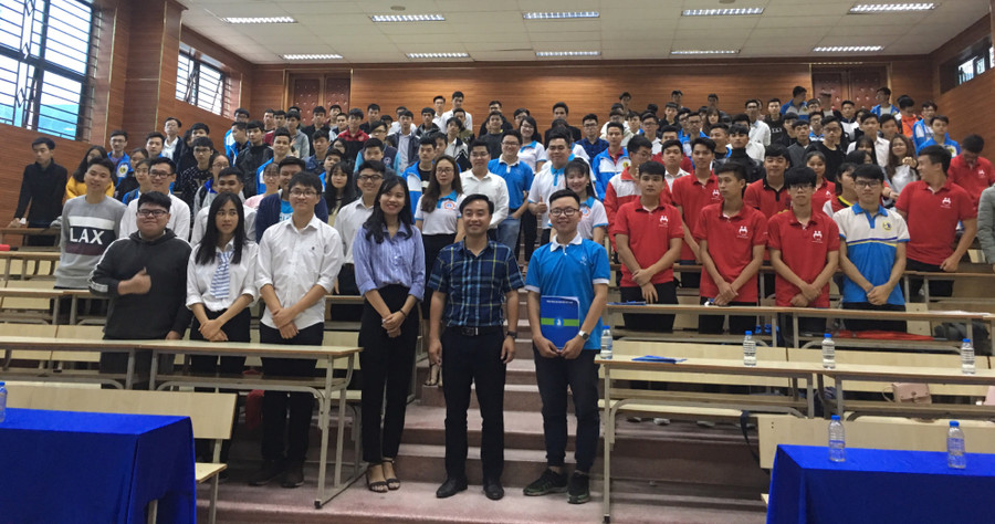 Các đại biểu "Sinh viên 5 tốt" chụp ảnh cùng các bạn SV trường đại học Giao thông vận tải Hà Nội Các đại biểu "Sinh viên 5 tốt" chụp ảnh cùng các bạn SV trường đại học Giao thông vận tải Hà Nội