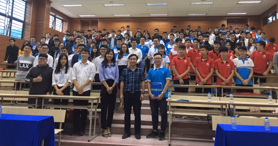 Các đại biểu "Sinh viên 5 tốt" chụp ảnh cùng các bạn SV trường đại học Giao thông vận tải Hà Nội