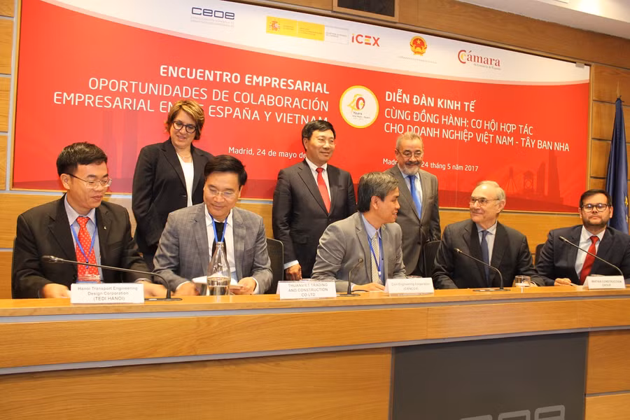 Phó Thủ tướng Phạm Bình Minh chứng kiến lễ ký kết hợp tác giữa các DN Việt Nam và Tây Ban Nha trong khuôn khổ Diễn đàn