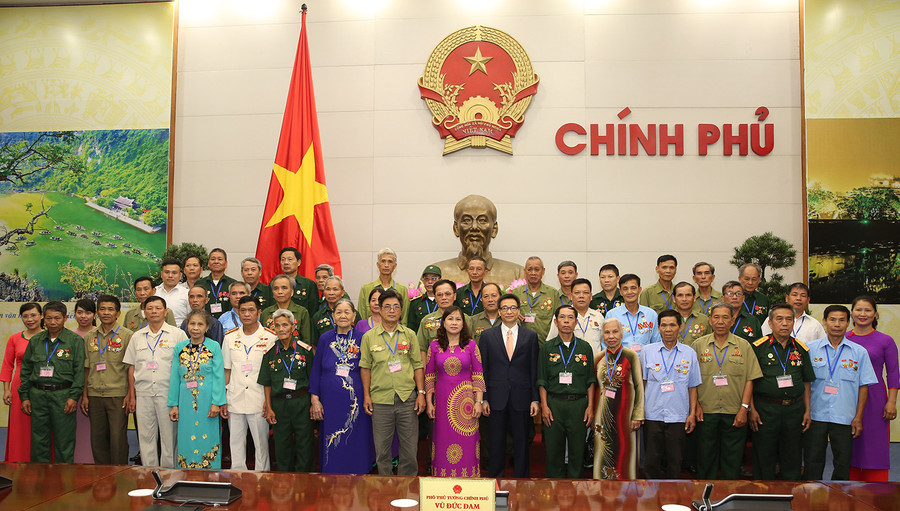 Phó Thủ tướng và đoànđại biểu người có công tỉnh Lạng Sơn. Ảnh: VGP/Tuấn Minh Phó Thủ tướng và đoànđại biểu người có công tỉnh Lạng Sơn. Ảnh: VGP/Tuấn Minh