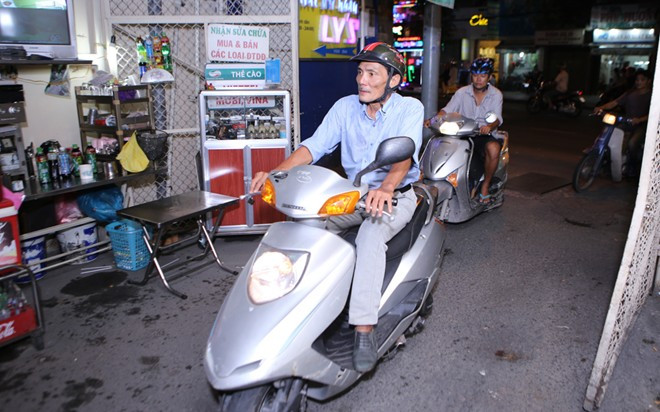 Thương Tín đi xe máy đến phòng trà nghe con trai hát