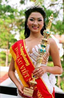 Vẻ đẹp phúc hậu đi vào lòng người của HH Nguyễn Thị Huyền