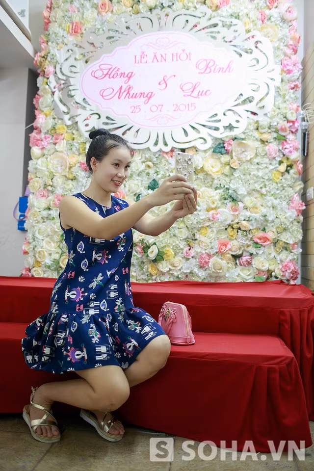 Xong việc, lúc này bà mẹ ba con mới có thể thở phào và thư thái chụp ảnh check-in. Tuy nhiên, buổi chiều hôm đó, chị lại không kịp đón con vì công việc tiến triển chậm hơn dự định.