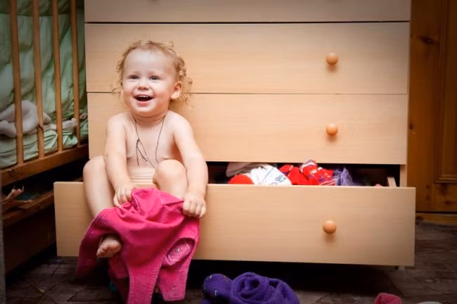 Cha mẹ có nên thay quần áo trước mặt con?