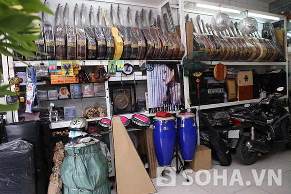 Toàn bộ khu vực tường 2 bên đều được gia đình tận dụng để treo và đặt tủ để nhiều loại nhạc cụ khác nhau. Toàn bộ khu vực tường 2 bên đều được gia đình tận dụng để treo và đặt tủ để nhiều loại nhạc cụ khác nhau.