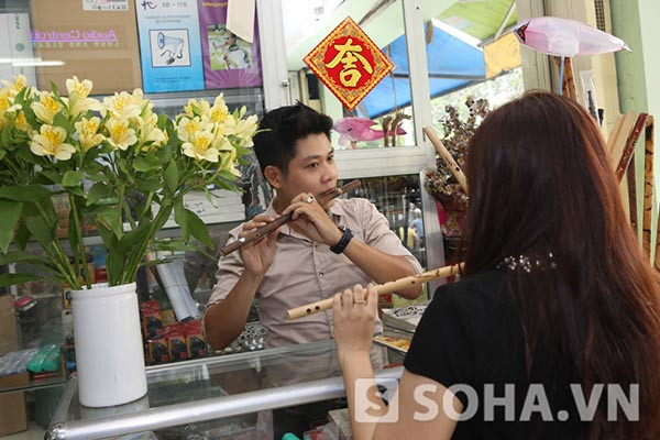 Tiếp cận không gian kinh doanh, chúng tôi bắt găp Nguyễn Văn Chung đang bán nhạc cụ cho khách. Tiếp cận không gian kinh doanh, chúng tôi bắt găp Nguyễn Văn Chung đang bán nhạc cụ cho khách.
