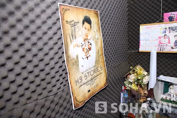 Trong phòng, Nguyễn Văn Chung treo 1 vài bức hình đánh dấu những dấu mốc khó quên trong cuộc đời mình.