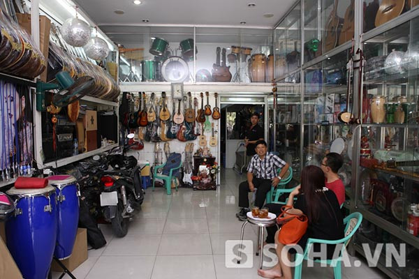 Khác với cảm giác chật chột khi nhìn từ bên ngoài, tổng thể tầng trệt khá rộng rãi và được gia đình bố trí hợp lý để tiện đi lại. Khác với cảm giác chật chột khi nhìn từ bên ngoài, tổng thể tầng trệt khá rộng rãi và được gia đình bố trí hợp lý để tiện đi lại.