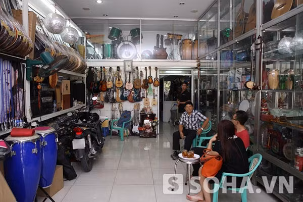 Khác với cảm giác chật chột khi nhìn từ bên ngoài, tổng thể tầng trệt khá rộng rãi và được gia đình bố trí hợp lý để tiện đi lại.