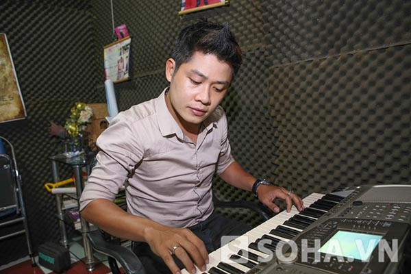Trong lúc con đi học, vợ đi làm, Nguyễn Văn Chung ở chủ yếu trong căn phòng này để sáng tác và làm nhạc. Trong lúc con đi học, vợ đi làm, Nguyễn Văn Chung ở chủ yếu trong căn phòng này để sáng tác và làm nhạc.