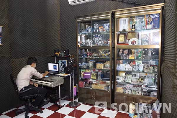 Nơi làm việc của Nguyễn Văn Chung nằm trên tầng cao nhất của căn nhà. Căn phòng này chỉ vỏn vẹn 12m2 và được anh lắp hệ thống cách âm để tránh gây ồn ào cho người thân, hàng xóm trong lúc sáng tác.