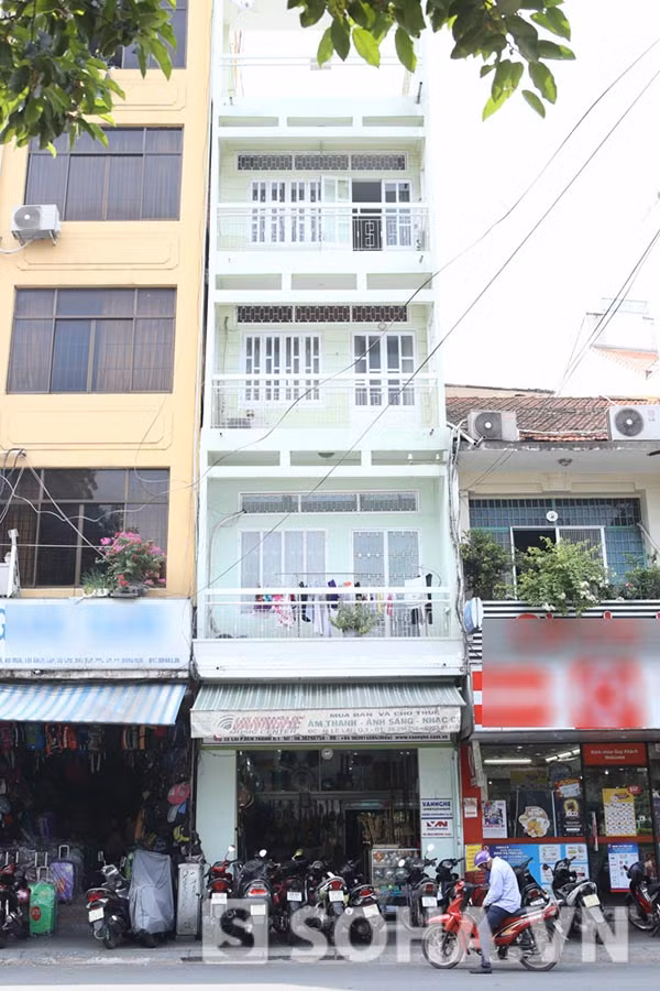 Căn nhà của gia đình Nguyễn Văn Chung từng là 1 chung cư cũ. Sau khi mua hết được các tầng, gia đình mới sơn sửa lại cho mới chứ không thay đổi cấu trúc xây dựng.