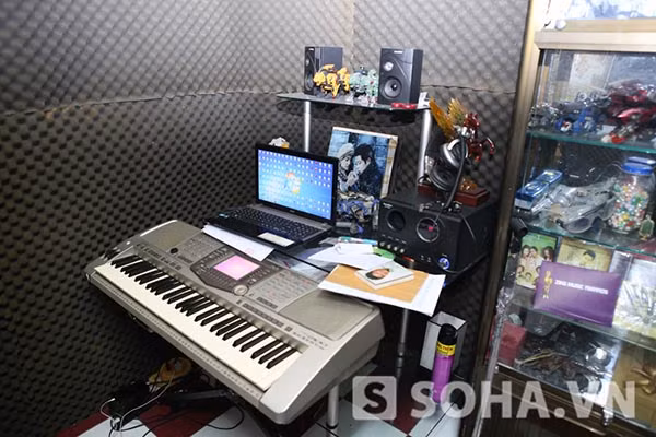 Căn phòng cũng không thể thiếu những thiết bị phục vụ cho công việc hiện tại của Nguyễn Văn Chung.