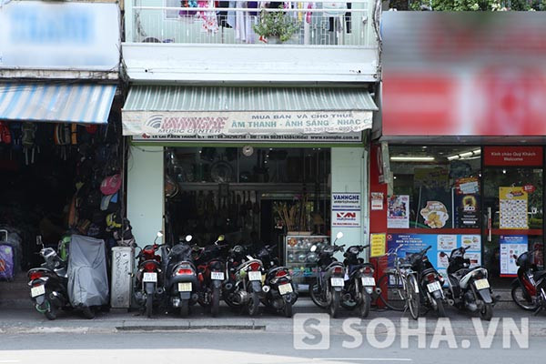Địa điểm này không khó tìm kiếm bởi gia đình anh là chủ hộ kinh doanh nhạc cụ, âm thanh, ánh sáng nổi tiếng và có thâm niên hàng chục năm ở khu phố này. Địa điểm này không khó tìm kiếm bởi gia đình anh là chủ hộ kinh doanh nhạc cụ, âm thanh, ánh sáng nổi tiếng và có thâm niên hàng chục năm ở khu phố này.
