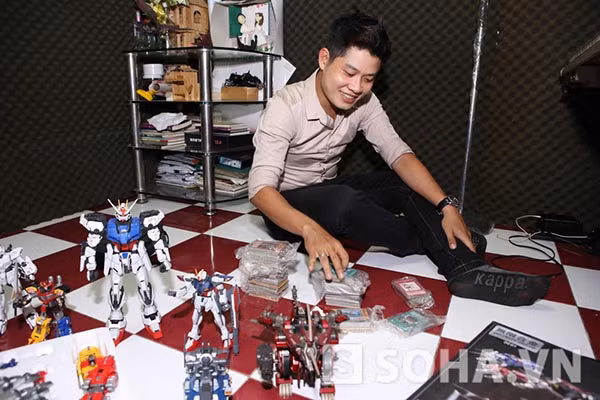 Bộ Hesman này tôi đặt mua ở Mỹ giá 8 triệu. Thỉnh thoảng bỏ ra ngắm 1 tí thôi là thích lắm... - Nguyễn Văn Chung chia sẻ về thú vui trẻ con của mình.