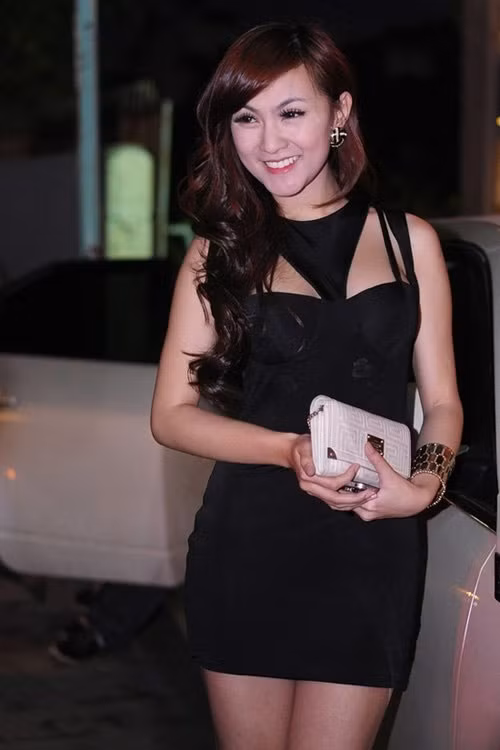 Mỹ nữ Việt mất vẻ đẹp trời cho vì “cuồng” phẫu thuật thẩm mỹ ảnh 9 Hình ảnh Ngân Khánh hiện tại vwois chiếc cằm hỏng