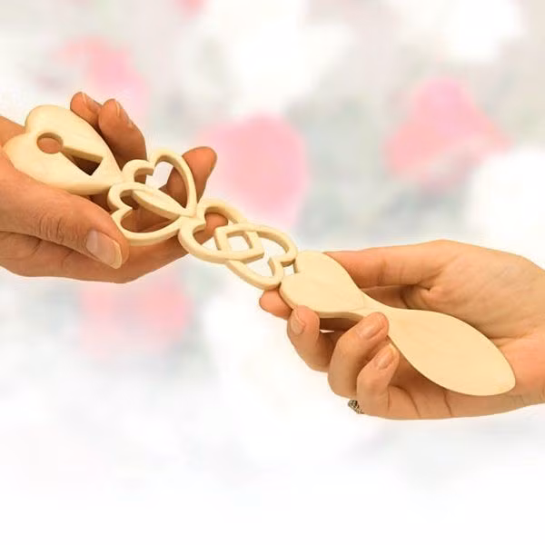 Khắc thìa: Trước đây, một chàng trai của xứ Wales sẽ tạc một chiếc thìa gỗ để thể hiện tình cảm với người mình muốn lấy làm vợ. Mỗi biểu tượng được khắc trên thìa có một ý nghĩa đặc biệt. Chìa khóa tượng trưng cho đường vào trái tim một người đàn ông, các bánh xe nghĩa là “anh sẽ làm việc vì em”, các hạt vòng tương ứng với số con chàng trai muốn có. Nếu cũng có tình cảm với chàng trai, cô gái sẽ đeo chiếc thìa trên cổ, nếu không thì cô sẽ trả lại ngay lúc nhận được. Ảnh: Woodcraft. Ảnh: Woodcraft.