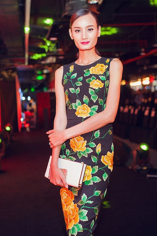 Mỹ nhân Việt nổi bật với trang phục tối màu