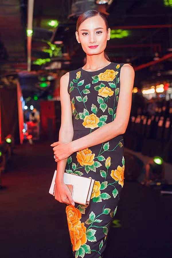 Mỹ nhân Việt nổi bật với trang phục tối màu