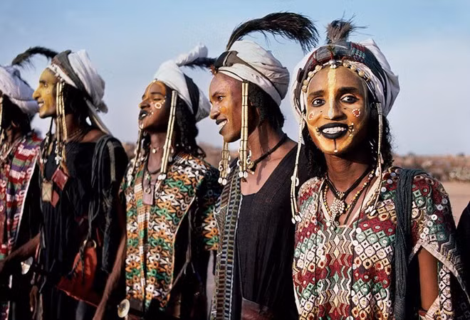 Thi sắc đẹp nam giới: Vào cuối mùa mưa, các chàng trai của bộ tộc Woodabe (Cộng hòa Niger) lại tổ chức một cuộc thi sắc đẹp thường niên để gây ấn tượng và thu hút người khác giới. Phụ nữ của bộ tộc sẽ chú ý tới những tiêu chuẩn như chiều cao, răng trắng, tư thế mạnh mẽ và giọng nói. Các chàng trai sẽ biểu diễn các vũ điệu và hát hàng giờ liền để các cô gái thưởng thức và lựa chọn. Nhiều khi họ phải ca hát và nhảy múa tới 5 tiếng liền giữa cái nóng của sa mạc để các cô gái có thể tìm ra người vừa ý. Nếu không được chọn, họ sẽ phải chờ tới năm sau. Ảnh: Stevemccurry. Thi sắc đẹp nam giới: Vào cuối mùa mưa, các chàng trai của bộ tộc Woodabe (Cộng hòa Niger) lại tổ chức một cuộc thi sắc đẹp thường niên để gây ấn tượng và thu hút người khác giới. Phụ nữ của bộ tộc sẽ chú ý tới những tiêu chuẩn như chiều cao, răng trắng, tư thế mạnh mẽ và giọng nói. Các chàng trai sẽ biểu diễn các vũ điệu và hát hàng giờ liền để các cô gái thưởng thức và lựa chọn. Nhiều khi họ phải ca hát và nhảy múa tới 5 tiếng liền giữa cái nóng của sa mạc để các cô gái có thể tìm ra người vừa ý. Nếu không được chọn, họ sẽ phải chờ tới năm sau.