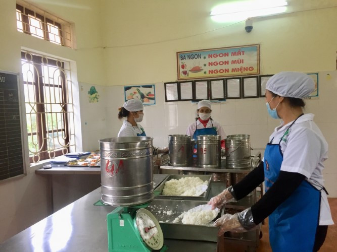 Đủ dinh dưỡng và an toàn vệ sinh là những yếu tố hàng đầu của bữa ăn học đường. Ảnh: INT