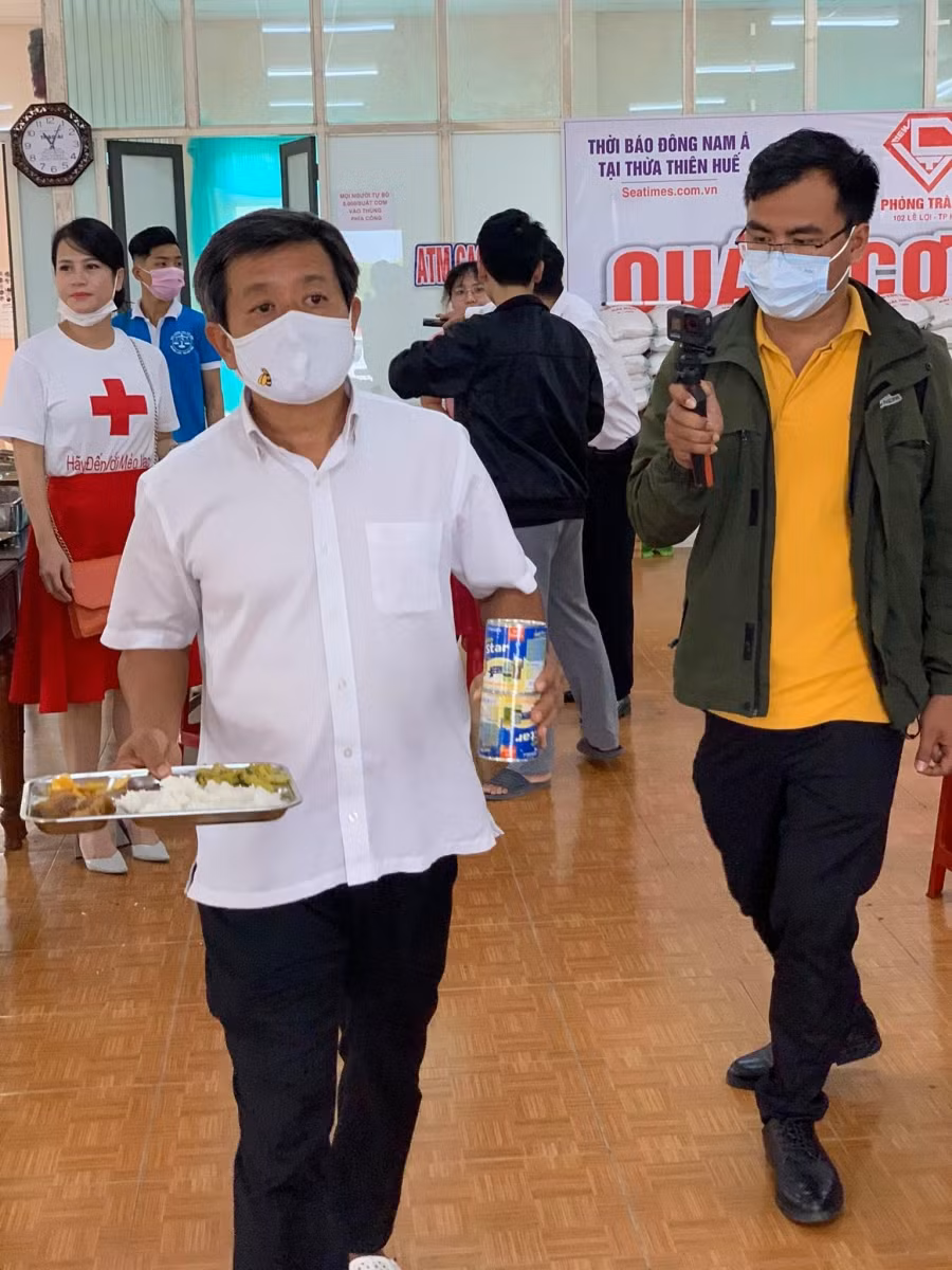 Ông tự tay đi bưng cơm phục vụ cho nhiều thực khách.