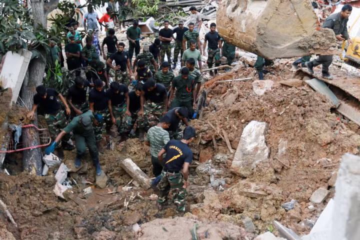 Các binh sĩ tìm kiếm nạn nhân ngày 15/4