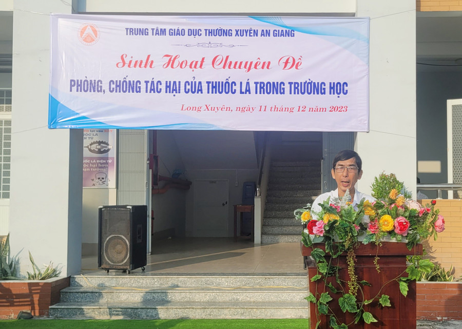 Đại diện Trung tâm Kiểm soát bệnh tật An Giang phổ biến kiến thức về tác hại của thuốc lá đối với sức khỏe của thanh thiếu niên. Đại diện Trung tâm Kiểm soát bệnh tật An Giang phổ biến kiến thức về tác hại của thuốc lá đối với sức khỏe của thanh thiếu niên.