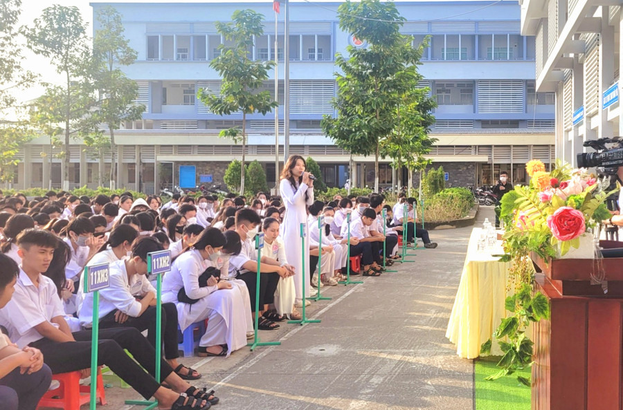 Học sinh Trung tâm GDTX giao lưu tìm hiểu về tác hại của thuốc lá. Học sinh Trung tâm GDTX giao lưu tìm hiểu về tác hại của thuốc lá.