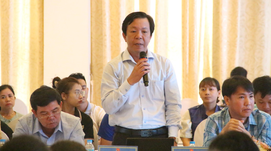 Ông Đoàn Thành Nhân, Phó Giám đốc Sở GD&amp;ĐT Kon Tum trả lời câu hỏi của các em.