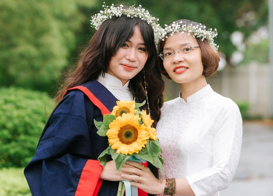 Nguyễn Hương Giang chụp ảnh lưu niệm với cô giáo chủ nhiệm Nguyễn Thị Mai Loan.