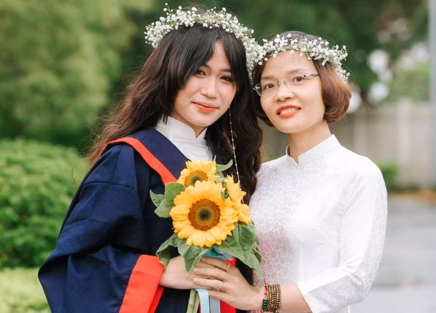 Nguyễn Hương Giang chụp ảnh lưu niệm với cô giáo chủ nhiệm Nguyễn Thị Mai Loan.