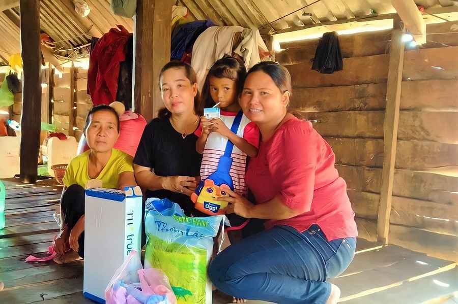 Thương số phận mồ côi, Hội Liên hiệp Phụ nữ huyện Krông Pa nhận nuôi, chăm sóc cho những đứa trẻ bất hạnh. Thương số phận mồ côi, Hội Liên hiệp Phụ nữ huyện Krông Pa nhận nuôi, chăm sóc cho những đứa trẻ bất hạnh.