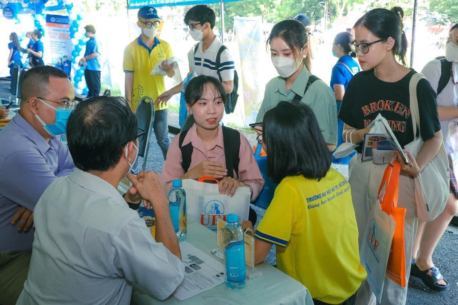 Để chọn ngành học đúng và gia tăng cơ hội trúng tuyển, thí sinh cần nghiên cứu kỹ điểm chuẩn qua nhiều năm. Để chọn ngành học đúng và gia tăng cơ hội trúng tuyển, thí sinh cần nghiên cứu kỹ điểm chuẩn qua nhiều năm.