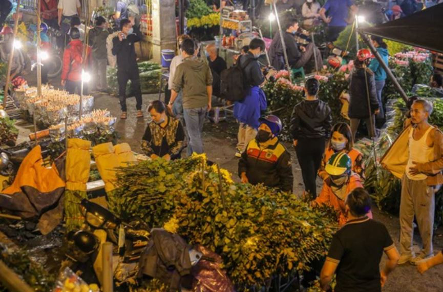 Không khí mua bán trở nên đông đúc, tấp nập hơn mọi khi. Các thương lái, mối buôn, khách lẻ từ khắp nơi đổ về chợ nhập hàng, mua bán. Ảnh: tienphong.vn.