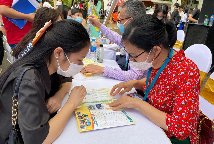 Thí sinh tham dự buổi tư vấn tuyển sinh, hướng nghiệp năm 2022 tại Trường ĐH Bách khoa Hà Nội. Ảnh: Ngô Chuyên Thí sinh tham dự buổi tư vấn tuyển sinh, hướng nghiệp năm 2022 tại Trường ĐH Bách khoa Hà Nội. Ảnh: Ngô Chuyên