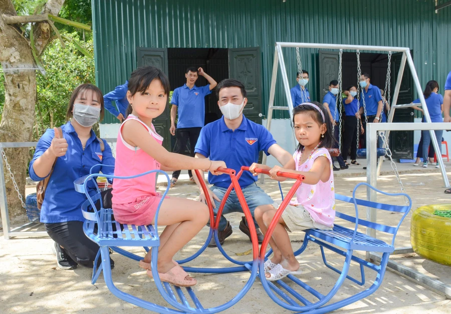 Trẻ em thích thú cùng sân chơi mới.