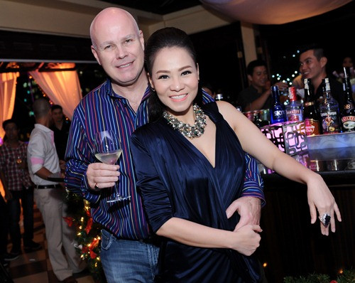 Thu Minh tự tin mặc áo bó khoe bụng bầu ảnh 4 - 4