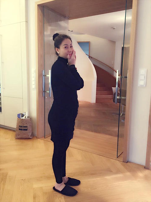 Thu Minh tự tin mặc áo bó khoe bụng bầu ảnh 1 - 1