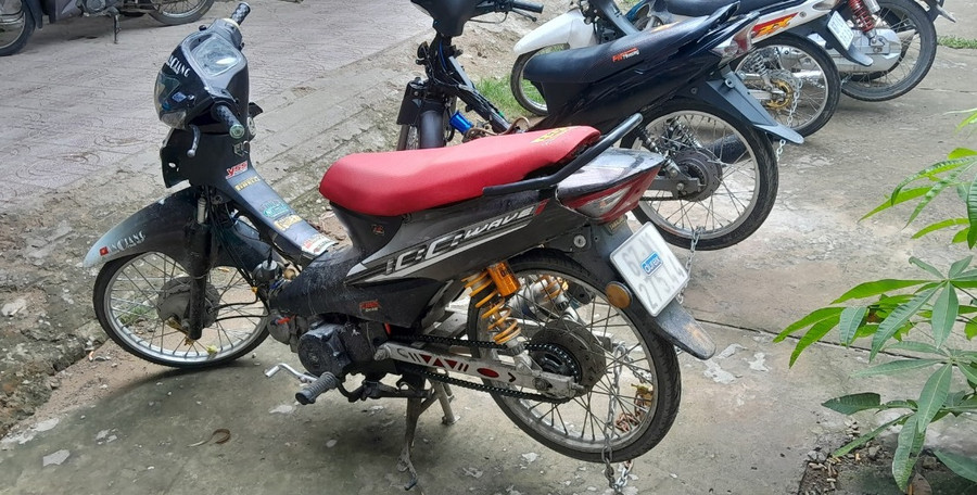 Các xe máy bị tạm giữ đều đã thay đổi kết cấu, hình dáng. (Ảnh: Nghiêm Túc)