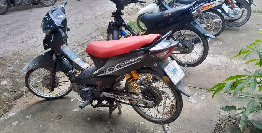 Các xe máy bị tạm giữ đều đã thay đổi kết cấu, hình dáng. (Ảnh: Nghiêm Túc)