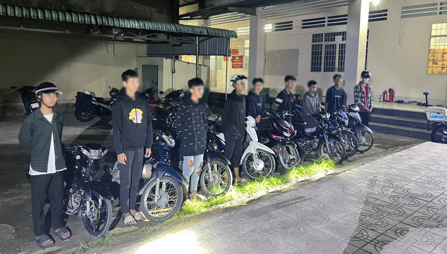 Các thanh, thiếu niên cùng phương tiện tại cơ quan công an. (Ảnh: Nghiêm Túc)