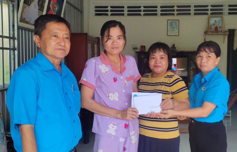 LĐLĐ huyện Thoại Sơn (An Giang) thăm hỏi, động viên và trao hỗ trợ cô Thẩm 2 triệu đồng từ nguồn Quỹ xã hội Công đoàn. LĐLĐ huyện Thoại Sơn (An Giang) thăm hỏi, động viên và trao hỗ trợ cô Thẩm 2 triệu đồng từ nguồn Quỹ xã hội Công đoàn.