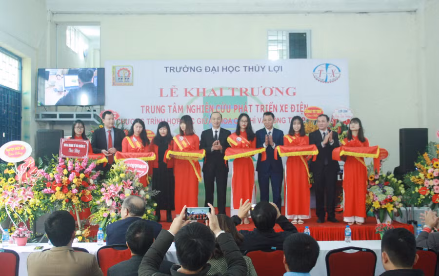 Cắt băng khánh thành Trung tâm nghiên cứu phát triển xe điện, Trường ĐH Thủy Lợi