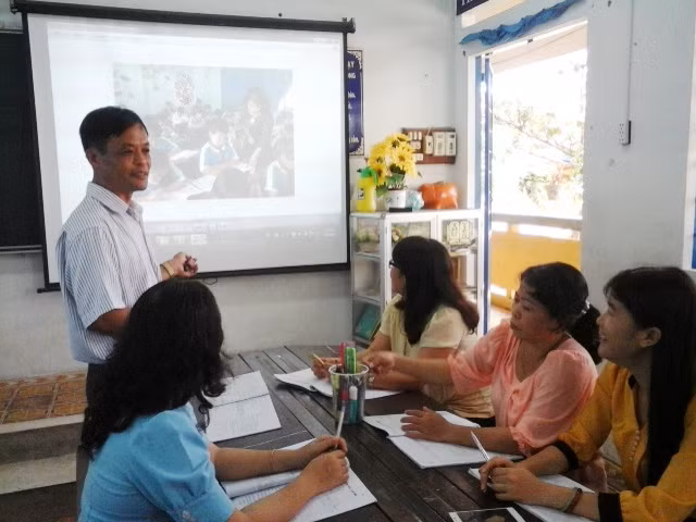 Giáo viên họp tổ chia sẻ kinh nghiệm trong giảng dạy